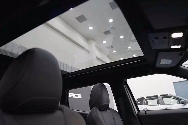 Riêng Xforce HEV sở hữu tới 7 chế độ lái, bao gồm Normal, Wet, Gravel, Mud, Tarmac, EV Priority và Charge. Trong đó, ba chế độ cuối chỉ có trên bản hybrid, cho phép người lái ưu tiên vận hành thuần điện hoặc chủ động sạc pin khi cần.