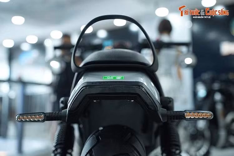 Phía đuôi xe có dải đèn hậu LED cùng với xi-nhan thiết kế khá liền mạch. Chiều cao yên xe tại vị trí người lái là 730 mm, khá thân thiện với người dùng Việt Nam.