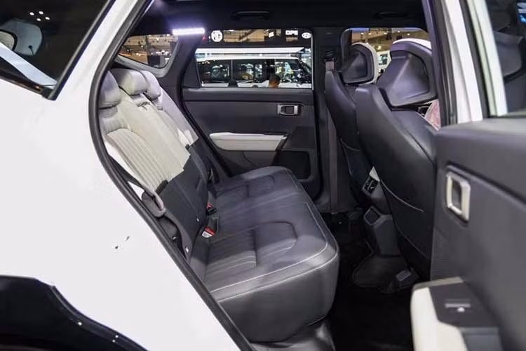 Ở phiên bản Prestige+ ADAS, xe Kia Seltos 2026 còn được bổ sung ghế bọc da nhân tạo, ghế lái chỉnh điện, ghế trước thông gió, điều hòa tự động hai vùng độc lập, màn hình giải trí 12,3 inch cùng cảm biến đỗ xe phía trước.