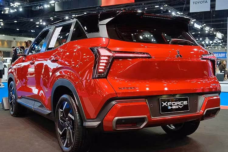 Đáng chú ý, Mitsubishi đang áp dụng chiến lược sản phẩm khác nhau tại từng quốc gia Đông Nam Á. Trong khi khách hàng Indonesia có thể lựa chọn giữa phiên bản động cơ xăng và hybrid, thị trường Thái Lan hiện chỉ phân phối Xforce HEV. Điểm nhấn lớn nhất của Xforce HEV nằm ở hệ truyền động e:Motion hoàn toàn mới.