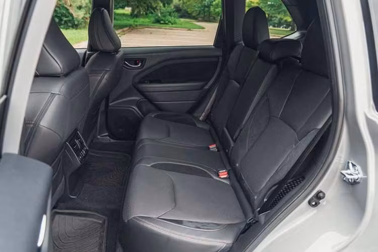 Về trang bị an toàn, Subaru Forester Hybrid 2026 sở hữu công nghệ hỗ trợ lái EyeSight với nhiều tính năng tiên tiến như: hệ thống phanh khẩn cấp tự động với tính năng phát hiện người đi xe đạp và người đi bộ…
