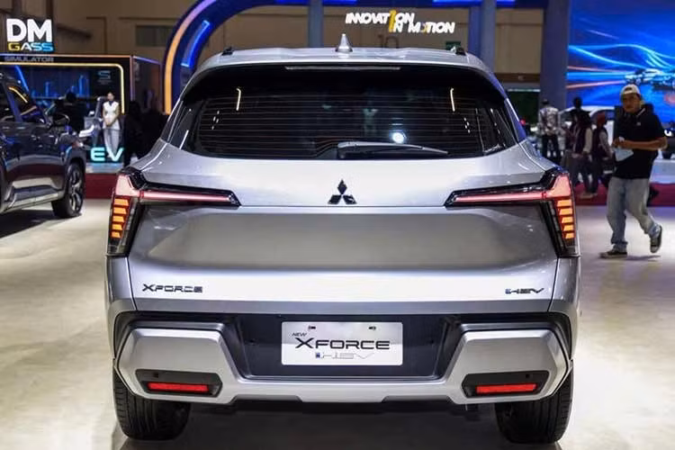 Phiên bản hybrid được trang bị hàng loạt công nghệ hỗ trợ lái hiện đại như: 6 túi khí ; Ga tự động thích ứng (ACC); Phanh khẩn cấp tự động (AEB); Cảnh báo điểm mù; Cảnh báo phương tiện cắt ngang phía sau; Cảnh báo xe phía trước khởi hành; Đèn pha tự động; Cân bằng điện tử; Hỗ trợ khởi hành ngang dốc; 4 cảm biến lùi...
