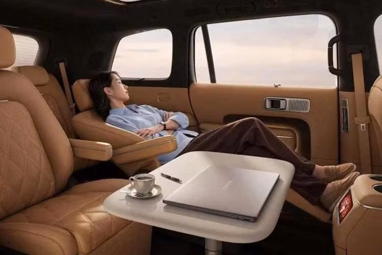 N70 Max cung cấp các tùy chọn mô-tơ đơn hoặc mô-tơ kép, đi kèm hai lựa chọn dung lượng pin 52 kWh và 76 kWh, mang lại phạm vi hoạt động thuần điện từ 265 km đến 380 km tùy từng cấu hình.