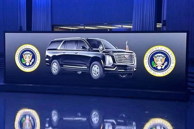 Bên cạnh đó, Tổng thống Mỹ Donald Trump còn cho biết lực lượng Mật vụ đặc biệt yêu thích Cadillac Escalade và tiết lộ Chính phủ đã đặt mua khoảng 250 chiếc SUV này. Theo ông, đội xe mới sẽ được sử dụng trong các đoàn xe hộ tống phục vụ công tác bảo vệ an ninh.