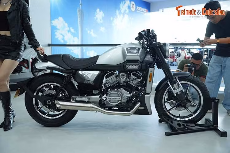 Hyosung GV350X sử dụng hộp số cơ khí 6 cấp, hỗ trợ bởi bộ ly hợp chống trượt. Việc dẫn động bằng dây đai được cho là giải pháp giúp mẫu môtô cruiser vận hành êm, sạch và không cần bảo dưỡng thường xuyên như truyền động bằng xích.
