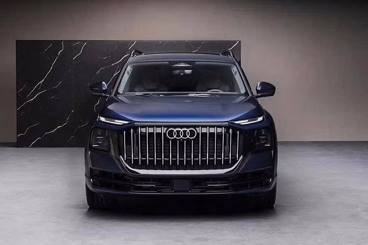 Ngoài ra, hãng xe sang Audi cũng trang bị cho Q9 2027 hệ thống cửa mở điện có thể mở tới 90 độ. Hệ thống tích hợp cảm biến chống va chạm và hỗ trợ điều khiển từ xa thông qua ứng dụng myAudi.