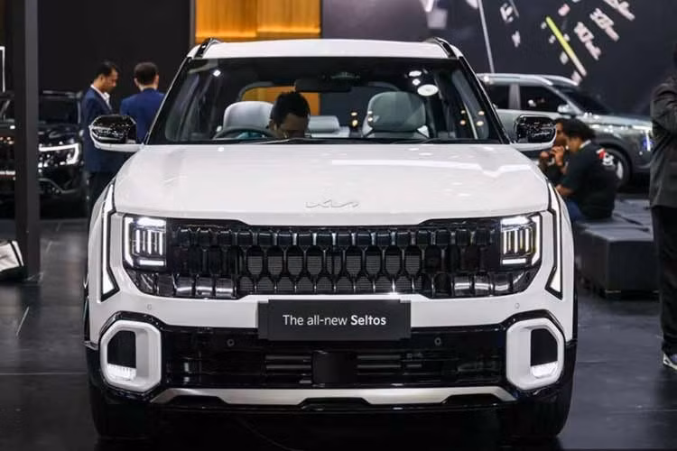 Tại Indonesia, Kia Seltos 2026 có sáu tùy chọn màu sơn ngoại thất và được áp dụng chế độ bảo hành xe 7 năm hoặc 200.000 km, cùng chương trình bảo dưỡng miễn phí trong 4 năm. Hiện Kia chưa công bố kế hoạch phân phối Seltos thế hệ mới tại các thị trường Đông Nam Á khác.