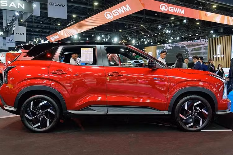 Với mức giá 445 triệu rupiah (tương đương khoảng 650 triệu đồng), Xforce HEV nằm ở vị trí cao nhất trong dải sản phẩm Xforce tại Indonesia. Xforce HEV được sản xuất tại nhà máy của PT Mitsubishi Motors Krama Yudha Indonesia ở Bekasi, Tây Java. Đây không chỉ là mẫu hybrid đầu tiên Mitsubishi bán ra tại Indonesia mà còn là mẫu xe điện hóa đầu tiên được hãng lắp ráp trong nước.