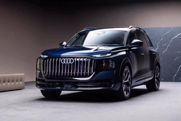 Audi Q9 2027 hoàn toàn mới là mẫu SUV lớn nhất và cao cấp nhất của thương hiệu xe sang Đức ở thời điểm hiện tại, được định vị trên Q7 và hướng tới nhóm khách hàng có nhu cầu sở hữu một mẫu SUV cỡ lớn hạng sang. So với Q7, Audi Q9 có kích thước tổng thể lớn hơn đáng kể.