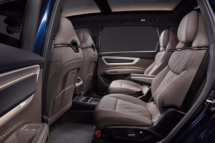 Về an toàn, Audi Q9 được trang bị hệ thống hỗ trợ khẩn cấp có khả năng tự động giảm tốc, đưa xe vào làn dừng khẩn cấp trên cao tốc và thực hiện cuộc gọi cứu hộ nếu phát hiện người lái mất khả năng điều khiển.