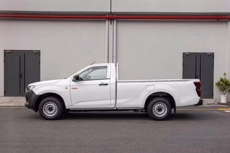 D-Max D-Cargo 1000 mới ra mắt Việt Nam được trang bị thùng hàng tiêu chuẩn có kích thước dài 2.330 mm, rộng 1.590 mm và cao 465 mm. Với tải trọng đăng ký 1.095 kg, mẫu xe đáp ứng nhu cầu vận chuyển nhiều loại hàng hóa có khối lượng khoảng một tấn.