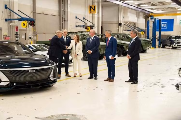 Phát biểu tại đây, ông Trump đánh giá cao vai trò của GM cũng như lực lượng lao động trong ngành ôtô Mỹ, đồng thời cho rằng các chính sách thuế quan của chính quyền đã góp phần đưa thêm việc làm trở lại nước này.