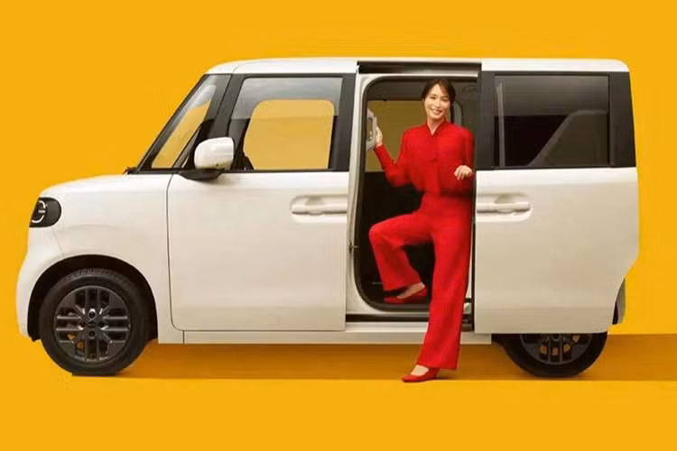 BYD Racco từng xuất hiện dưới dạng xe nguyên mẫu gần hoàn thiện vào hồi tháng 12/2025. Giờ đây, BYD đã công bố đầy đủ giá bán và thông số kỹ thuật cho toàn bộ các phiên bản của mẫu xe kei car thuần điện này. Điểm gây chú ý lớn nhất là giá khởi điểm chỉ khoảng 2,45 triệu yên (tương đương 394 triệu đồng).