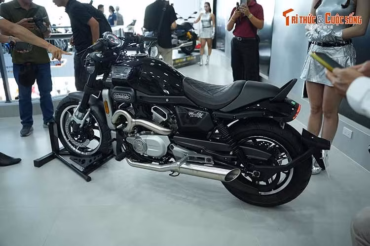 Hyosung GV350X được trang bị khối động cơ V-Twin dung tích 339 cc, làm mát bằng chất lỏng, 4 thì và sử dụng hệ thống phun nhiên liệu điện tử. Động cơ cung cấp công suất tối đa khoảng 31,5 mã lực tại 8.500 vòng/phút, mô-men xoắn cực đại 30 Nm tại 6.500 vòng/phút.