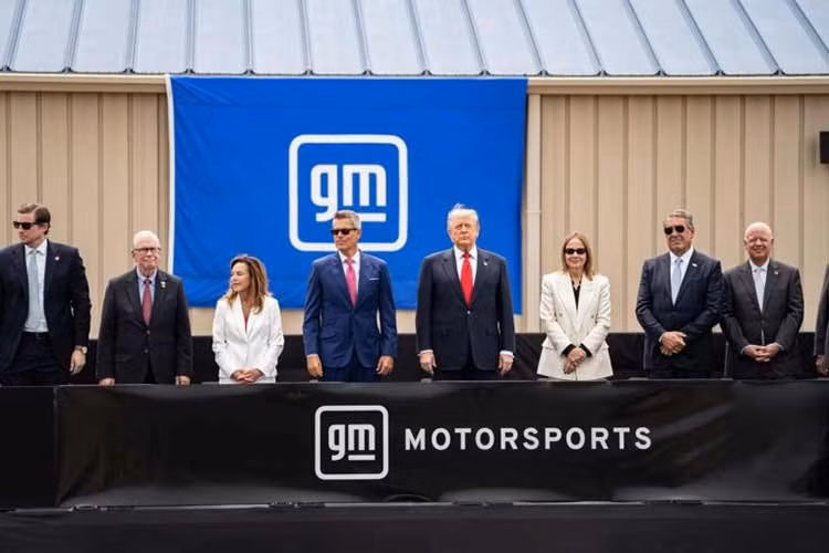 Thông tin được ông Trump công bố trong chuyến thăm Trung tâm thử nghiệm Milford Proving Ground của General Motors (GM) tại bang Michigan. Sự kiện có sự tham dự của lãnh đạo GM, nhân viên, đối tác và đại diện ngành công nghiệp ôtô.