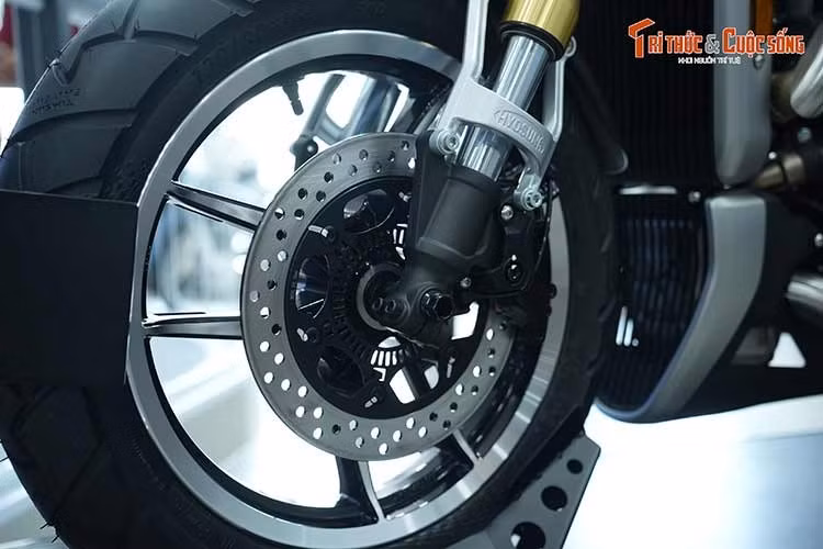 Hyosung GV350X trang bị mâm 3 chấu kép đường kính 16 inch phía trước, kích thước 15 inch phía sau. Lốp không săm, phanh đĩa với ABS 2 kênh cũng được trang bị cho mẫu môtô cruiser. Phía trước, Hyosung GV350X sử dụng phuộc hành trình ngược USD.