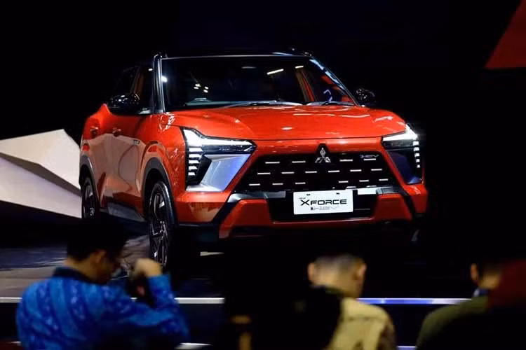 Mitsubishi Xforce HEV 2026 tiếp tục thu hút sự chú ý khi xuất hiện tại Triển lãm Ô tô Quốc tế Gaikindo Indonesia (GIIAS) 2026. Không chỉ đánh dấu bước tiến trong chiến lược điện hóa của Mitsubishi tại Đông Nam Á, Xforce HEV còn trở thành mẫu xe hybrid đầu tiên của hãng được lắp ráp nội địa (CKD) tại Indonesia.