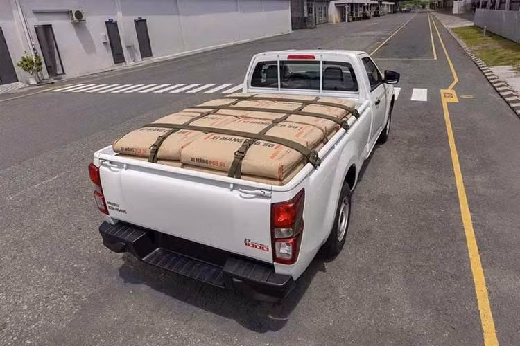 Xe được trang bị động cơ diesel dung tích 1.9L, sản sinh công suất tối đa 150 PS. Theo Isuzu, hệ truyền động này được phát triển theo tiêu chí vận hành bền bỉ, tiết kiệm nhiên liệu và phù hợp với nhu cầu khai thác liên tục.