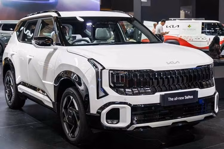 Về ngoại hình, Kia Seltos 2026 được phát triển trên nền tảng K3 và có kích thước lớn hơn đáng kể so với thế hệ tiền nhiệm. Xe dài 4.460 mm, rộng 1.830 mm, cao từ 1.630 - 1.635 mm, chiều dài cơ sở đạt 2.690 mm. Mẫu SUV mới được áp dụng ngôn ngữ thiết kế "Opposites United" của Kia với kiểu dáng vuông vức hơn.
