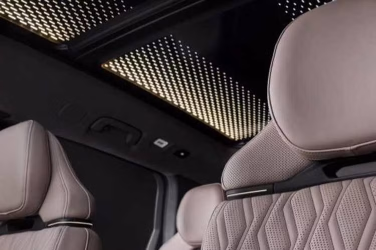 Tại thị trường châu Âu, Audi Q9 được giới thiệu với động cơ diesel I6 3.0L kết hợp công nghệ mild-hybrid và tăng áp điện, cho công suất 295 mã lực. Xe sở hữu hộp số tự động 8 cấp cùng hệ dẫn động bốn bánh toàn thời gian.