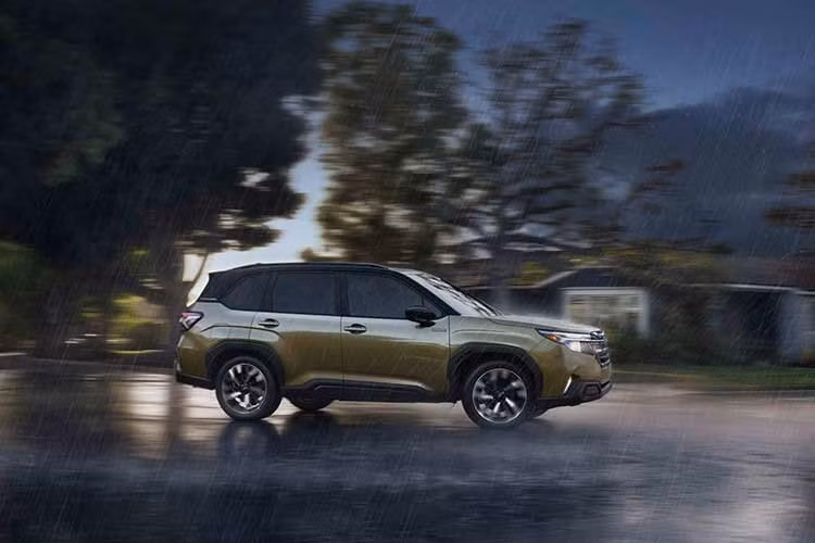 Theo thông tin từ một số tư vấn bán hàng tại các đại lý chính hãng, mẫu xe SUV Subaru Forester hybrid 2026 sẽ được giới thiệu tại Việt Nam trong tháng 10/2026. Mức giá dự kiến vào khoảng 1,5 tỷ đồng, tuy nhiên đây mới là thông tin từ phía đại lý và chưa được Subaru Việt Nam xác nhận.
