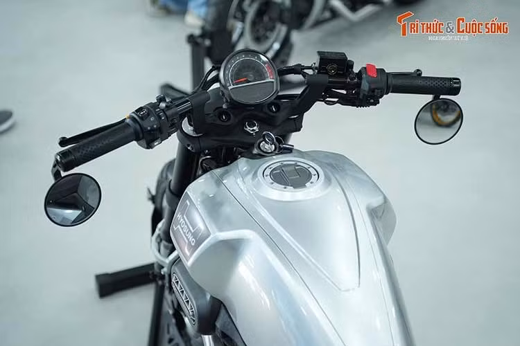 Ghi đông trên Hyosung GV350X thiên về phong cách thể thao, mang lại tư thế điều khiển hơi ngả về trước. Điểm nhấn là bình xăng dung tích 14 lít thiết kế cơ bắp, bên cạnh các chi tiết hoàn thiện trên động cơ theo hướng mạnh mẽ.