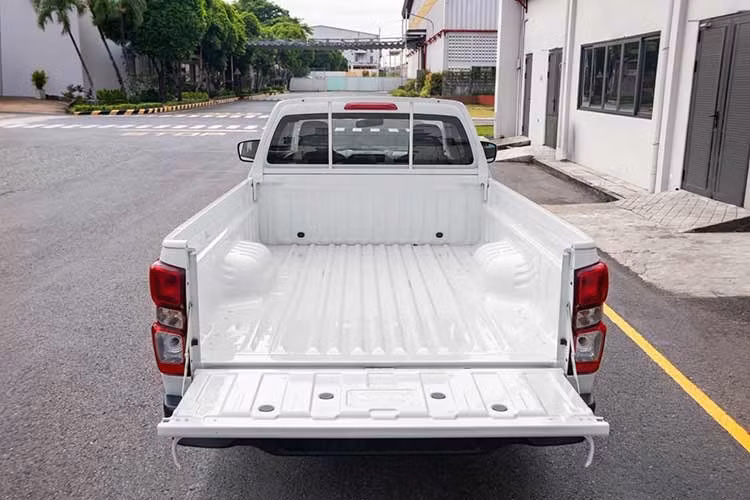 Để tăng tính thực dụng, Isuzu bố trí 12 điểm móc cố định hàng trên thùng xe, hỗ trợ hạn chế dịch chuyển hàng hóa trong quá trình vận hành. Xe cũng được gia cố bằng khung gầm có độ cứng cao kết hợp hệ thống treo sau sử dụng 6 lá nhíp nhằm nâng cao khả năng chịu tải và duy trì độ ổn định khi chở nặng.