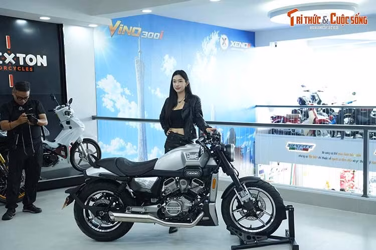 Mẫu xe Hyosung GV350X 2026 mới về Việt Nam sở hữu các thông số dài x rộng x cao lần lượt 2.130 x 790 x 1.080 mm, chiều dài cơ sở 1.460 mm. Khoảng sáng gầm xe ở mức 125 mm, khối lượng không tải đạt 180 kg.