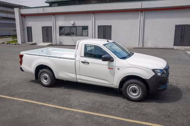 Isuzu D-Max D-Cargo 1000 được phân phối với ba màu ngoại thất gồm trắng, bạc và đen. Giá bán lẻ đề xuất cho phiên bản sử dụng thùng hàng tiêu chuẩn là 492 triệu đồng, đã bao gồm thuế giá trị gia tăng nhưng chưa bao gồm lệ phí trước bạ, chi phí đăng ký, đăng kiểm, bảo hiểm và các khoản phí phát sinh khác.