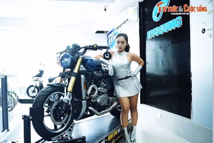 Tổng thể xe là sự kết hợp giữa thiết kế cơ khí, mạnh mẽ cùng chất thể thao khác biệt so với các dòng cruiser cổ điển. Phần đầu của Hyosung GV350X 2026 mới sở hữu cụm đèn chiếu sáng full LED dạng tròn phong cách cổ điển.