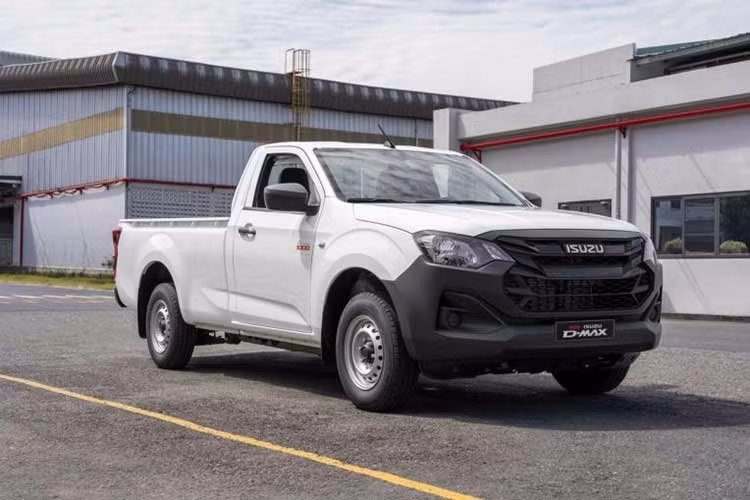 Sự xuất hiện của mẫu xe bán tải D-Max D-Cargo 1000 2026 giúp mở rộng danh mục sản phẩm của Isuzu tại Việt Nam, đồng thời mang đến thêm lựa chọn cho những khách hàng cần một phương tiện có khả năng chuyên chở lớn nhưng vẫn sở hữu kích thước linh hoạt hơn xe tải.