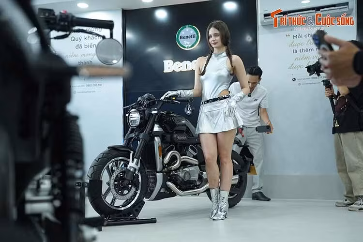 Một đơn vị chuyên kinh doanh môtô, xe máy nhập khẩu tư nhân vừa chính thức giới thiệu mẫu xe môtô Hyosung GV350X tại thị trường Việt Nam. Mẫu môtô cruiser phân khối lớn của thương hiệu Hàn Quốc sở hữu thiết kế cơ khí, động cơ V-Twin cùng chiều cao yên thân thiện với người dùng Việt.