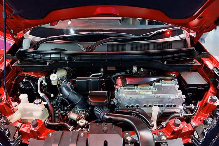 Xe sử dụng động cơ xăng 1.6L MIVEC hút khí tự nhiên, vận hành theo chu trình Atkinson, sản sinh công suất 107 PS và mô-men xoắn 134 Nm. Tuy nhiên, động cơ này chủ yếu đóng vai trò phát điện để sạc cho bộ pin lithium-ion, thay vì trực tiếp truyền động đến bánh xe trong hầu hết điều kiện vận hành.