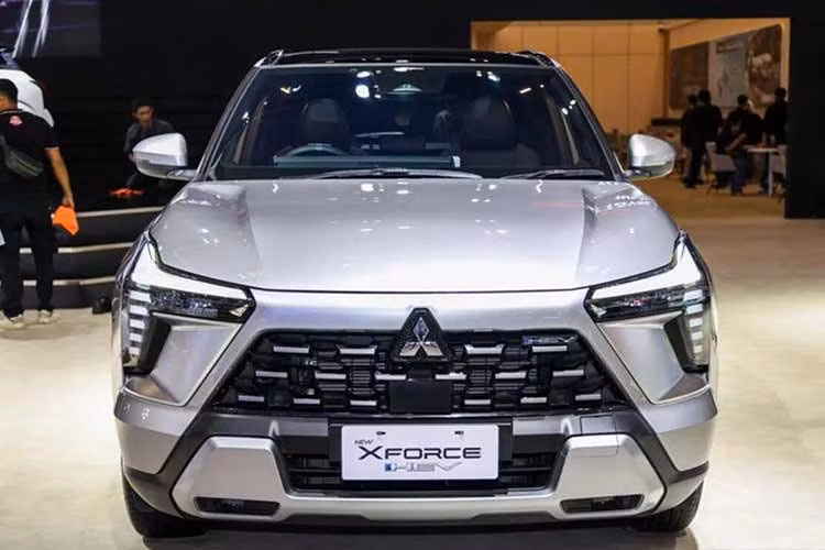So với phiên bản chạy xăng, Xforce HEV được nhận diện bằng lưới tản nhiệt tinh chỉnh, bộ mâm khí động học 18 inch hai tông màu và cụm đèn hậu màu khói. Khoang nội thất tiếp tục sử dụng cụm đồng hồ kỹ thuật số 8 inch kết hợp màn hình giải trí 12,3 inch hỗ trợ Apple CarPlay và Android Auto không dây và hiển thị luồng năng lượng của hệ thống hybrid.