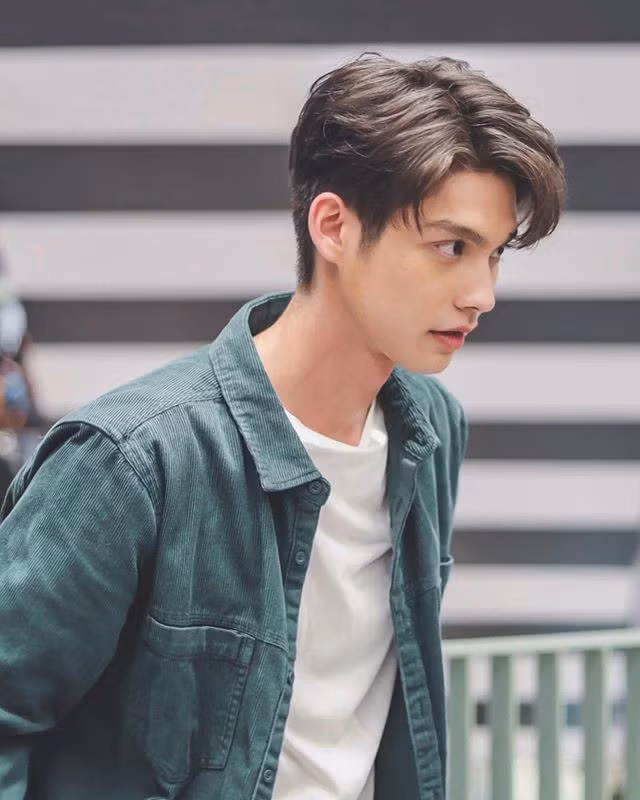 Dễ nhận thấy, một trong những điểm khiến visual của anh tụt dốc chính là vì quá gầy. Thay vì vẻ nam tính, rạng rỡ, gương mặt Bright hiện tại lộ nhiều đường nét xương, phần má hóp khiến tổng thể trở nên hốc hác và kém sức sống.