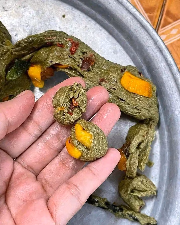 Kết cấu kẹo mềm nhũn, không định hình được thành thanh, phải dùng kéo cắt từng khúc như… cắt lá dong. Nhiều người thừa nhận nếu không đọc chú thích, họ khó đoán đây là kẹo nougat.