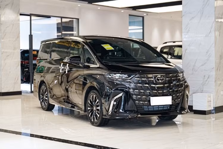 Mẫu xe MPV được ví như "chuyên cơ mặt đất " Toyota Alphard xếp ngay sau "người anh em" Land Cruiser của mình với doanh số đạt 21 xe, giảm 3 xe theo tháng.