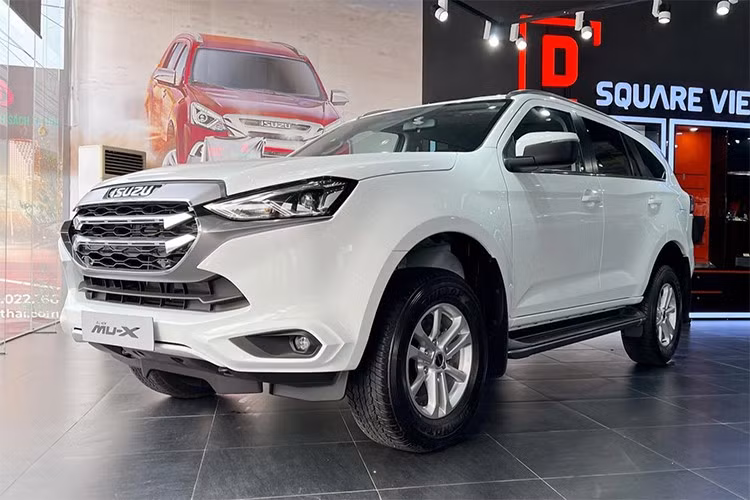 Thực tế này hoàn toàn dễ hiểu khi người dùng ô tô ngày càng chuộng các mẫu xe gầm cao đa dụng. Với tầm tài chính từ 800 triệu đến 1 tỷ đồng vốn là khoảng giá phổ biến của các mẫu sedan cỡ D, khách Việt có rất nhiều lựa chọn xe SUV/ CUV gầm cao, thiết kế hiện đại, bắt mắt và đầy đủ trang bị tiện nghi.
