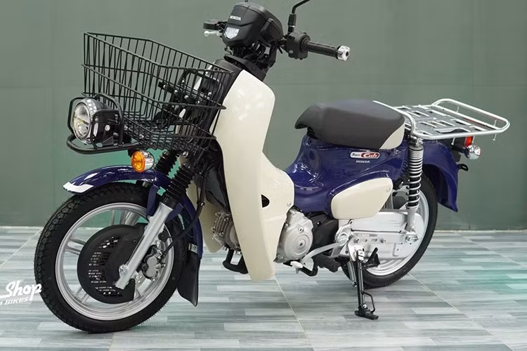 Super Cub 110 Pro được giới thiệu với chỉ duy nhất màu xanh Seychelles Night Blue. Mức giá xe Honda Super Cub 110 Pro 2025 tại thị trường Nhật Bản được bán ra là 346.500 yên (khoảng 62 triệu đồng).