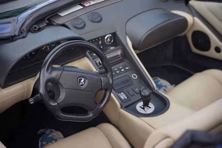 Chiếc Lamborghini Diablo này không chỉ nổi tiếng vì giá trị mà còn vì câu chuyện hấp dẫn xung quanh nó. Bolian tiết lộ rằng chiếc xe đã được bán cho Robert Maloof, chủ sở hữu đội bóng rổ Sacramento Kings, và được sử dụng trong các buổi chụp ảnh quảng cáo với các người mẫu của Victoria's Secret.