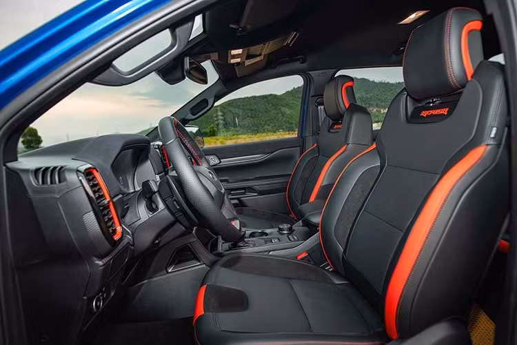 Mẫu bán tải hiệu năng cao của Ford được trang bị 7 chế độ lái, trong đó có Baja Mode lấy cảm hứng từ các giải đua sa mạc. Chế độ này cho phép xe duy trì hiệu suất tối đa ở tốc độ cao trên địa hình phức tạp, mang lại trải nghiệm lái đầy phấn khích và khác biệt.
