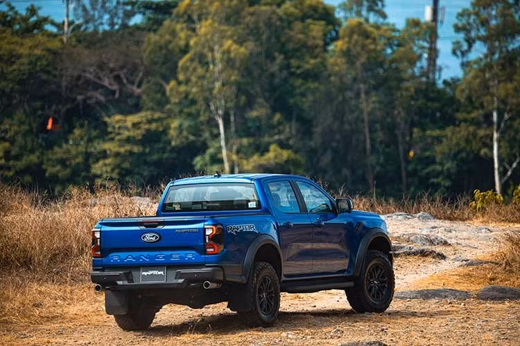 Đi kèm là hộp số tự động 10 cấp cùng hệ dẫn động 4 bánh toàn thời gian, giúp Ranger Raptor duy trì khả năng vận hành linh hoạt cả trên đường nhựa lẫn địa hình off-road phức tạp. Theo hãng xe Ford, hệ truyền động của Ranger Raptor đã được kiểm chứng tại các giải đua địa hình như Baja 1000.