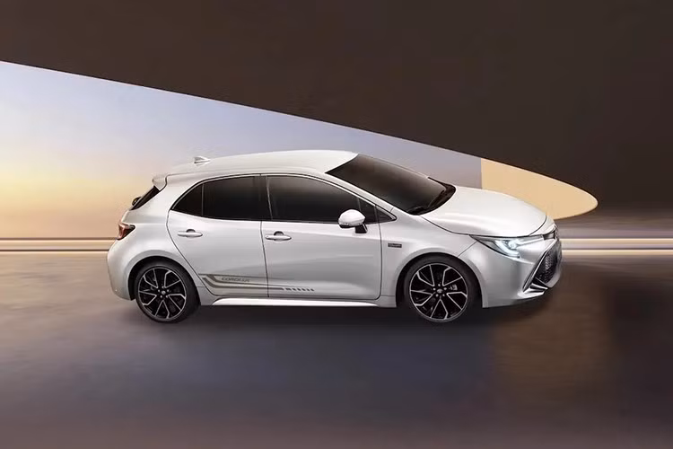 Mẫu Toyota Corolla thế hệ thứ 12 hiện tại ra mắt năm 2018 và được nâng cấp vào năm 2022, nghĩa là nó đang ở những năm cuối vòng đời. Thế hệ tiếp theo có thể ra mắt vào năm 2027, lấy cảm hứng từ mẫu xe concept mới ra mắt gần đây , mặc dù Toyota vẫn chưa công bố ngày ra mắt chính thức.