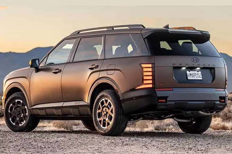 Theo hãng xe Hyundai, Palisade XRT Pro 2026 mới không tập trung vào khả năng leo đá hay chinh phục địa hình cực đoan ở tốc độ thấp. Thay vào đó, mẫu SUV này được phát triển nhằm mang lại cảm giác lái ổn định và linh hoạt hơn trên các cung đường sỏi, đường đất tốc độ cao.