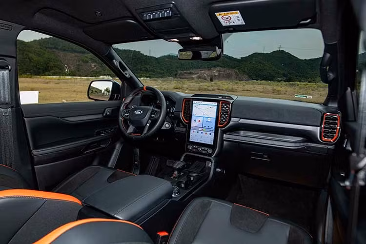 Một điểm nhấn nổi bật của Ranger Raptor là hệ thống giảm xóc FOX 2,5 inch thế hệ mới với công nghệ van kiểm soát thích ứng địa hình theo thời gian thực điều khiển điện tử. Bộ giảm xóc với công nghệ van kiểm soát thích ứng địa hình theo thời gian thực hấp thụ dao động từ mặt đường, tích hợp công nghệ kiểm soát tiên tiến với khả năng điều chỉnh lực giảm chấn theo hành trình hoạt động của hệ thống treo.
