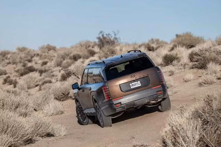 Các mẫu SUV khung liền thường mang lại cảm giác lái êm ái hơn trên đường nhựa và ổn định hơn khi chạy tốc độ cao, nhưng khả năng off-road chuyên sâu vẫn chưa thể sánh với những mẫu body-on-frame truyền thống.