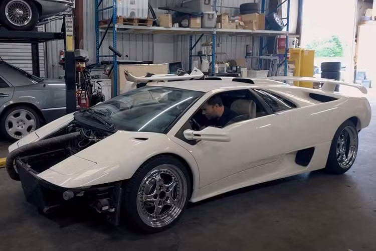 Mới đây, Bolian đã chia sẻ trong một cuộc phỏng vấn với Supercar Blondie về hành trình tìm kiếm và mua lại chiếc Lamborghini Diablo này. Chiếc xe đã gặp tai nạn ở Colorado, dẫn đến việc bị cấp giấy chứng nhận xe phế liệu.