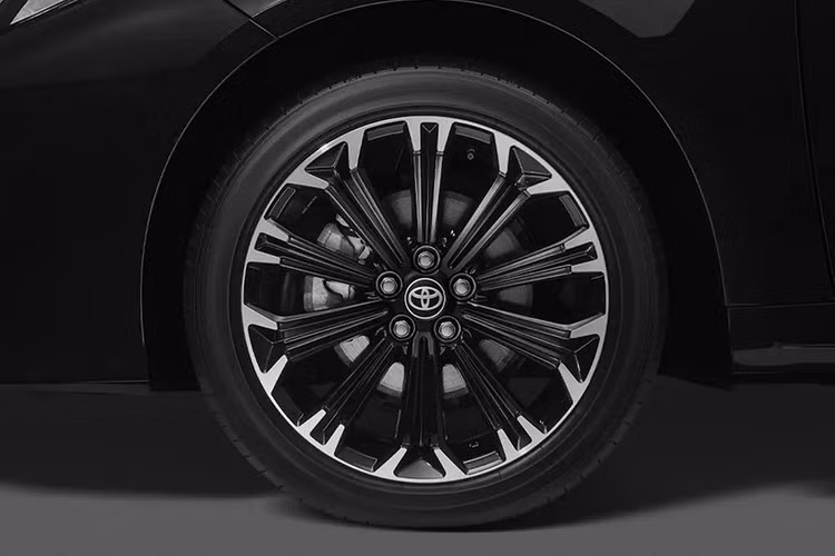Bắt đầu với Corolla Altis, phiên bản sedan được trang bị lớp sơn vàng đồng cho lưới tản nhiệt và viền cửa hút gió, hướng đến vẻ ngoài cao cấp hơn . Những chi tiết này được kết hợp với tem Corolla ở hai bên thân xe, huy hiệu kỷ niệm 60 năm trên dè trước và mâm xe hợp kim nhôm 17 inch với lớp sơn hai tông màu.