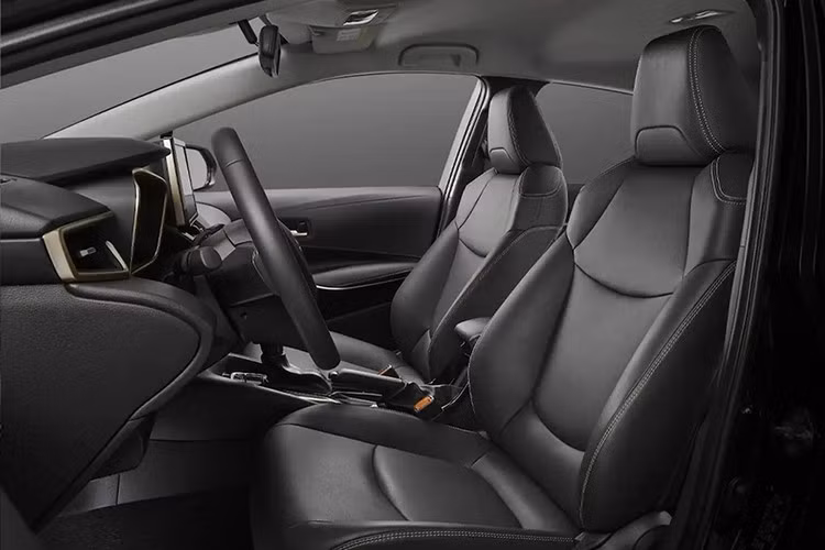 Cả phiên bản crossover và hatchback đều sử dụng mâm hợp kim 18 inch, mỗi loại có thiết kế riêng. Bên trong, cả ba mẫu xe đều được trang trí bằng nhiều chi tiết mạ vàng đồng trên bảng điều khiển, bảng điều khiển trung tâm, vô lăng và tấm ốp cửa, kết hợp với đường chỉ khâu cùng màu.