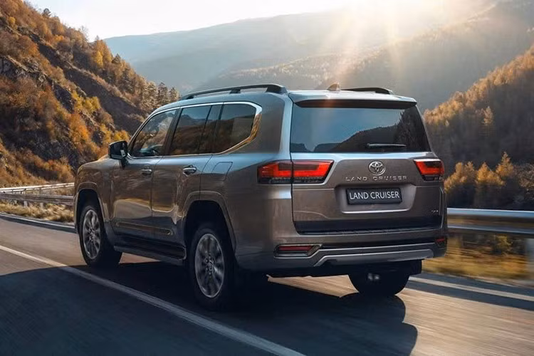 So với các phiên bản dùng động cơ V6 tương đương, Toyota Land Cruiser 300 Hybrid đắt hơn 8.900 AUD (169 triệu đồng). Đồng thời, đây cũng là mẫu xe Toyota đắt thứ hai tại thị trường Úc, chỉ đứng sau Tundra Platinum.